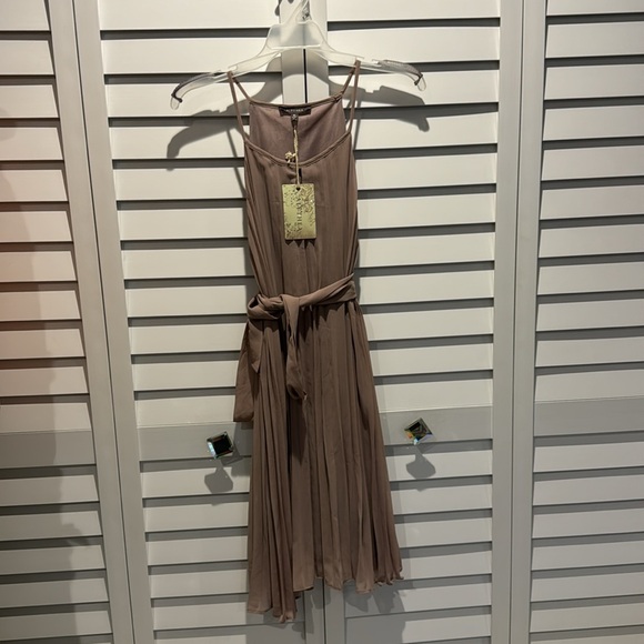 Alythea BWT pleated lined sleeveless dress with belt. - Picture 7 of 9